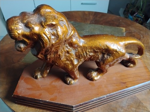 Löwen und hund skulpturen - löwen,