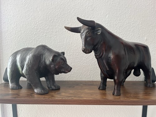 Skulpturenpaar bulle und bär - und,