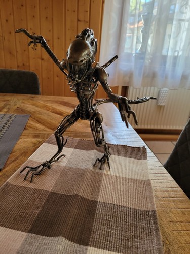 Alien skulptur figur - /,