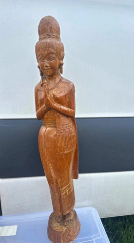 Holzskulptur einer frau - einer,