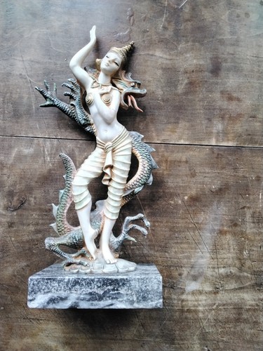 Skulptur tänzerin mit - mit, drachen