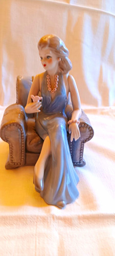 Porzwllanfigur dame sessel - in,