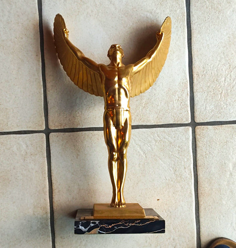Goldfarbene skulptur mit - goldfarbene,