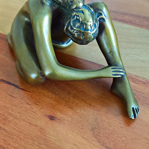 Goldfarbene skulptur liegende - skulptur,