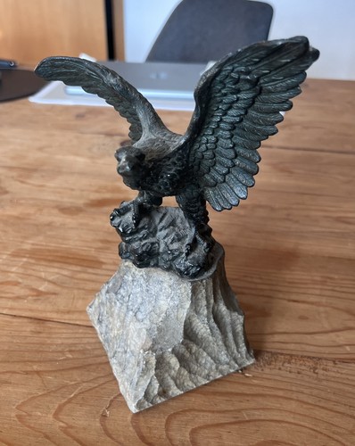 Adler skulptur aus metall auf - aus,